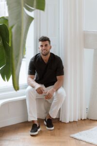 Martijn Collé, eigenaar van Aurère, in een woonkamer met visgraatvloer
