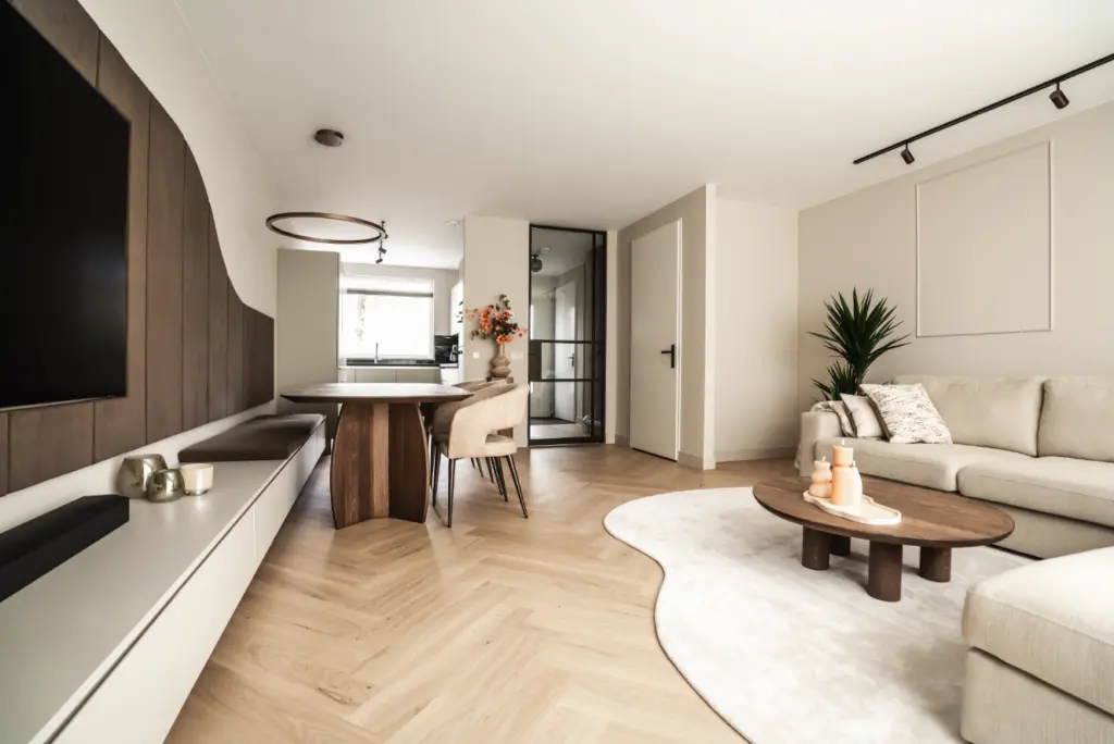 Visgraat pvc vloer Light Natural in een tussenwoning in Veenendaal, ontwerp HMVD architecten, afwerking Aurère
