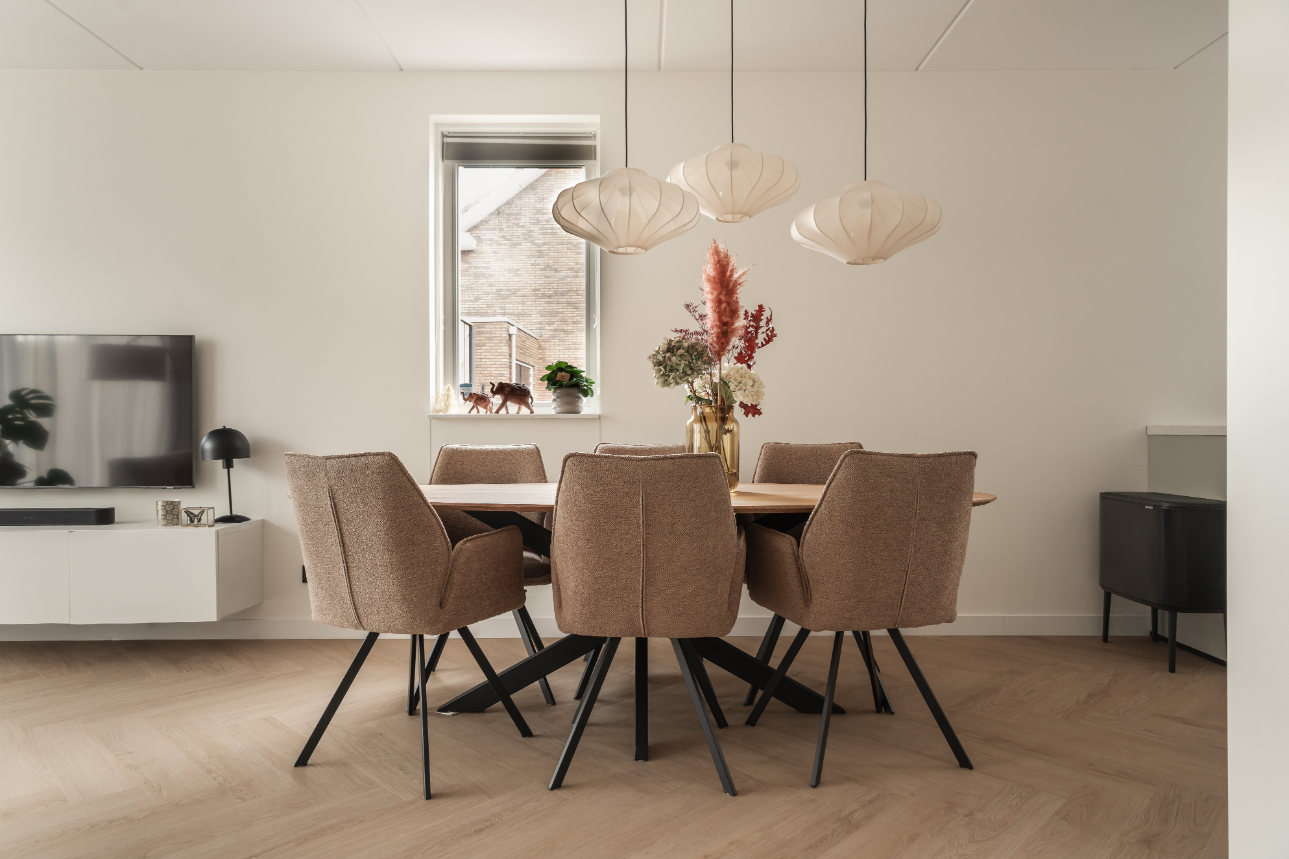 Lichte visgraat pvc vloer in een eethoek van een nieuwbouwwoning