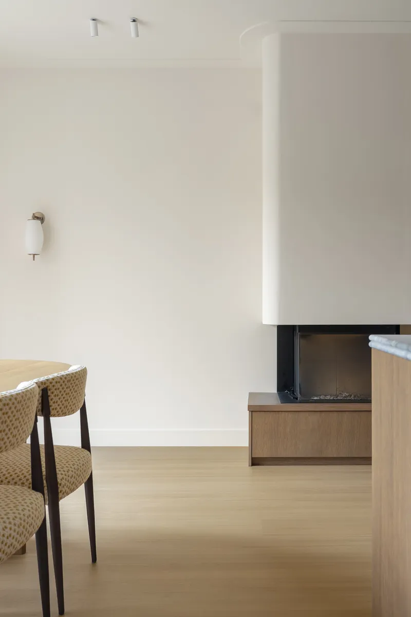 Lichte rechte plank pvc vloer in een woonkamer